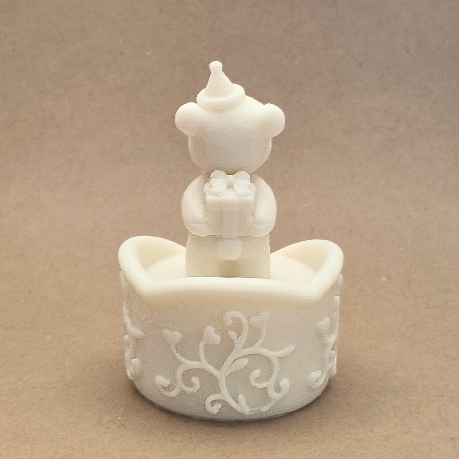 Wavy Rim, Heart Creeper Pattern on Cake with Ribbon Bow  4